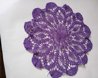 Toalhinha de crochê com abacaxi roxo. 40 cm. Decoração para casa.