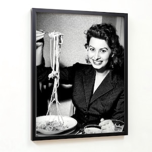 Affiche de Sophia Loren en train de manger des spaghettis, noir et blanc, photographie vintage, impression Sophia Loren, décoration Old Hollywood, affiche de pâtes, toile