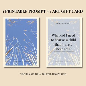 Könnte beinhalten: Zwei Kunstdrucke mit blauem Himmel und hohem Gras. Ein Druck enthält den Text "What did I need to hear as a child that I rarely hear now?" Die Drucke sind mit "1 PRINTABLE PROMPT + 1 ART GIFT CARD" und "SIMVIRA STUDIO - DIGITAL DOWNLOAD" beschriftet.