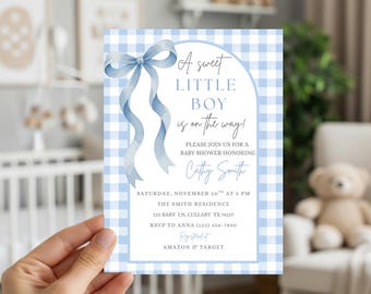 Invito per baby shower con motivo a quadretti blu per maschietto. Invito per baby shower con motivo a quadretti blu per maschietto. Invito per baby shower con motivo "Baby On The Way".