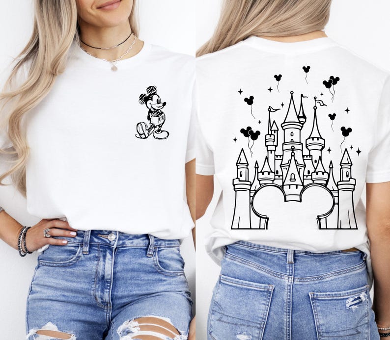Puede incluir: Camiseta blanca con una ilustraci&oacute;n en blanco y negro de Mickey Mouse en la parte delantera. La parte trasera de la camiseta muestra un dise&ntilde;o de castillo en blanco y negro con orejas de Mickey Mouse, estrellas y globos.
