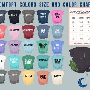 Pu&ograve; includere: Una tabella colori per t-shirt Comfort Colors 9018 per ragazzi. La tabella mostra vari colori di t-shirt, tra cui Denim, Black e Neon Pink. Le misure sono fornite in pollici per le taglie XS a XL. Viene mostrata una t-shirt grigio scuro con misure di larghezza e lunghezza.
