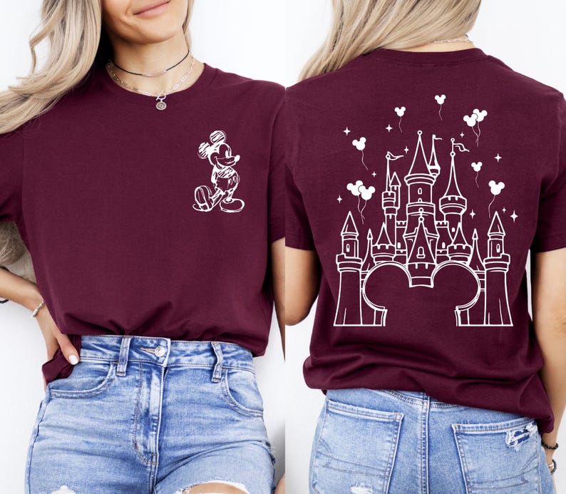 Puede incluir: Camiseta burdeos con un boceto blanco de Mickey Mouse en la parte delantera y un dise&ntilde;o de castillo en la parte trasera. El dise&ntilde;o del castillo incluye orejas de Mickey Mouse en la base, globos y estrellas. La camiseta es de material suave.