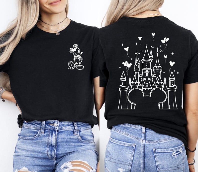 Puede incluir: Camiseta negra con un boceto blanco de Mickey Mouse en la parte delantera y un dise&ntilde;o de castillo en la parte trasera. El dise&ntilde;o del castillo incluye orejas de Mickey Mouse, globos y estrellas. La camiseta se combina con vaqueros azules.