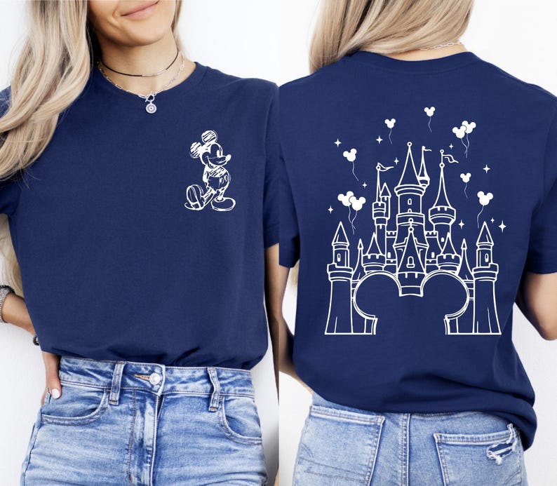 Puede incluir: Camiseta azul marino con un gr&aacute;fico blanco de Mickey Mouse en la parte delantera y un dise&ntilde;o de castillo blanco en la parte trasera. El dise&ntilde;o del castillo incluye orejas de Mickey Mouse, globos y estrellas. La camiseta es de material suave.