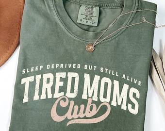 Camiseta "Cansed Moms Club" con colores reconfortantes, regalo para el Día de la Madre, divertida camiseta "Vida de mamá", regalo para mamá primeriza y agradecimiento por la maternidad.