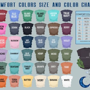 Pu&ograve; includere: Una tabella colori per t-shirt Comfort Colors 1717, che mostra varie tonalit&agrave; come Crimson, Nero e Bianco. La tabella include una guida alle taglie con misure in pollici e un grafico di una t-shirt con indicatori di larghezza e lunghezza.