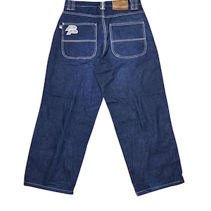 Könnte beinhalten: Dunkelblaue Jeans aus Denim mit weitem Bein. Mit weißen Nähten, zwei Gesäßtaschen und einem kleinen Logo am hinteren Bund. Ein stilisiertes "P"-Logo befindet sich auf der linken Gesäßtasche.