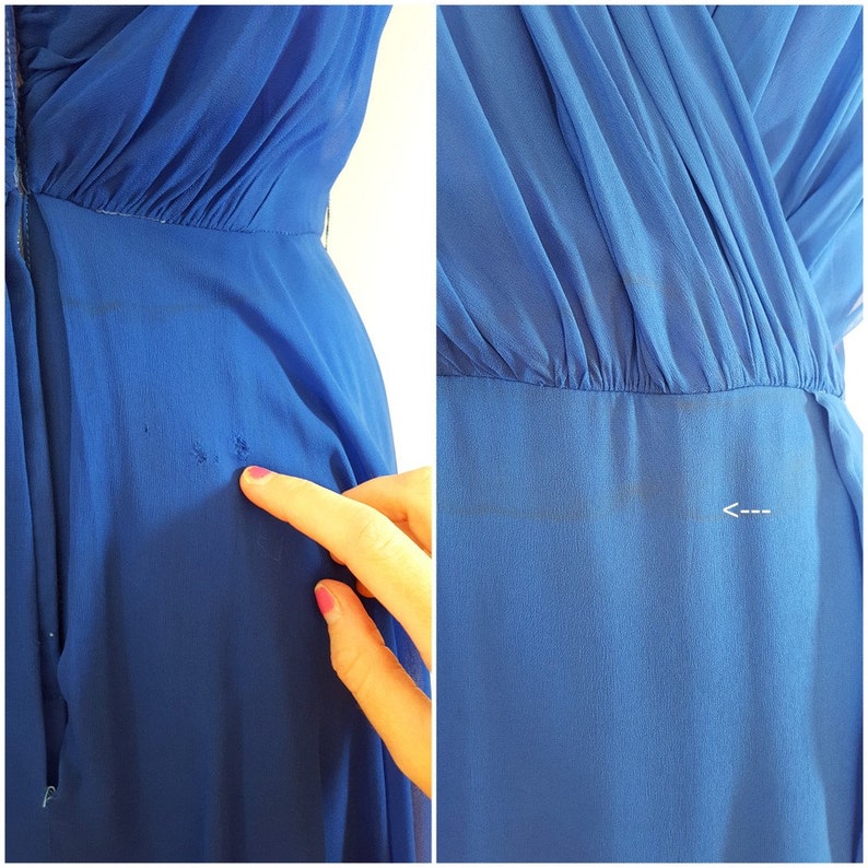 Puede incluir: Primer plano de un vestido maxi azul real con escote en V. El vestido tiene un peque&ntilde;o desgarro en el lado izquierdo de la falda.
