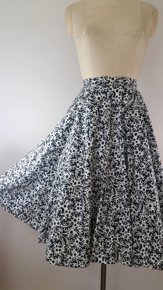 Vintage 1950s Circle Skirt / Cotton Novelty Print… - image 2