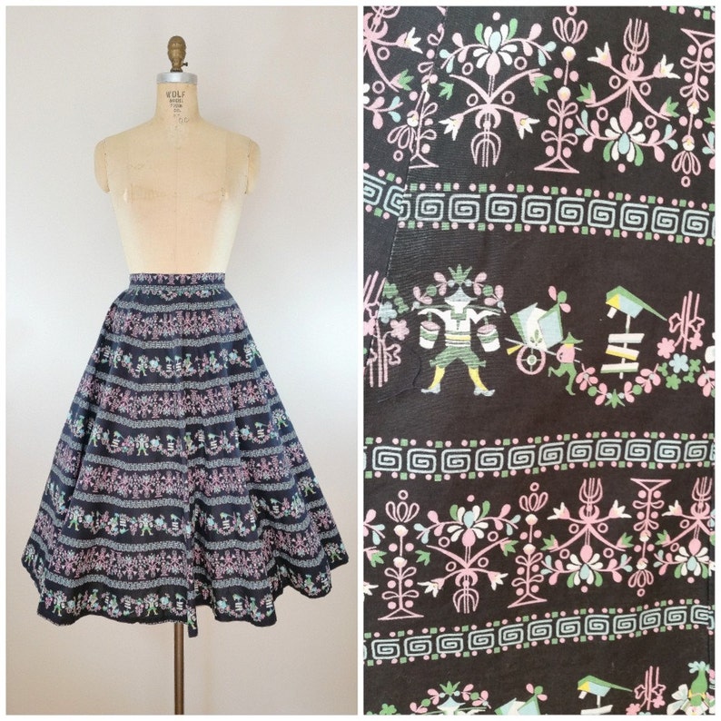 K&ouml;nnte beinhalten: Ein schwarzer Kreisrock mit einem bunten floralen und geometrischen Muster. Der Rock hat eine volle, geraffte Form und reicht bis zum Knie.
