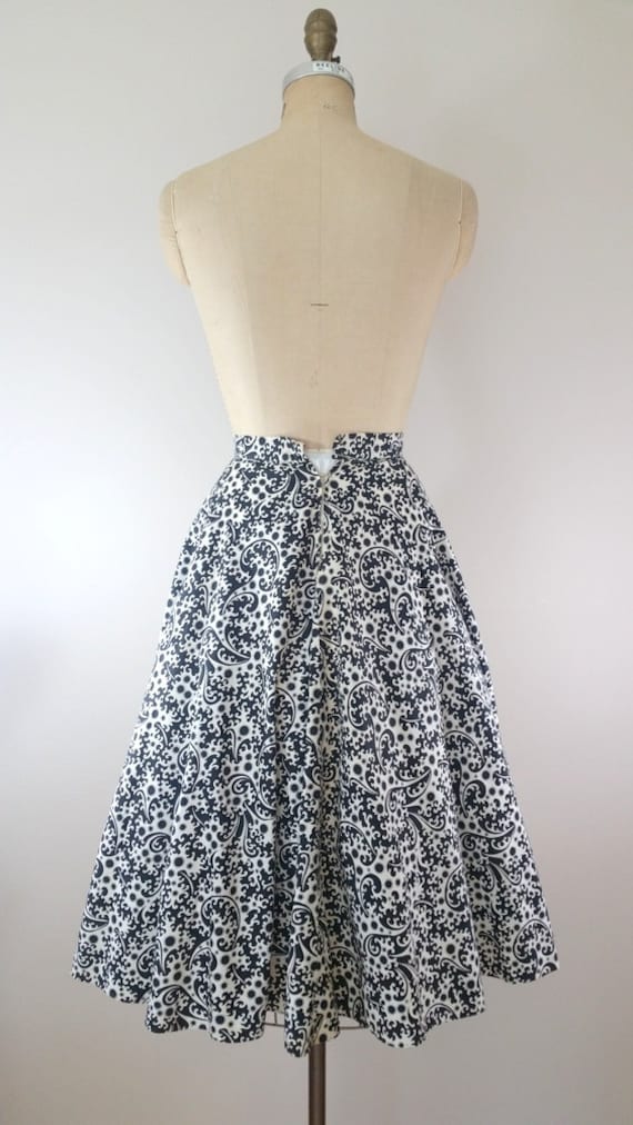 Vintage 1950s Circle Skirt / Cotton Novelty Print… - image 3