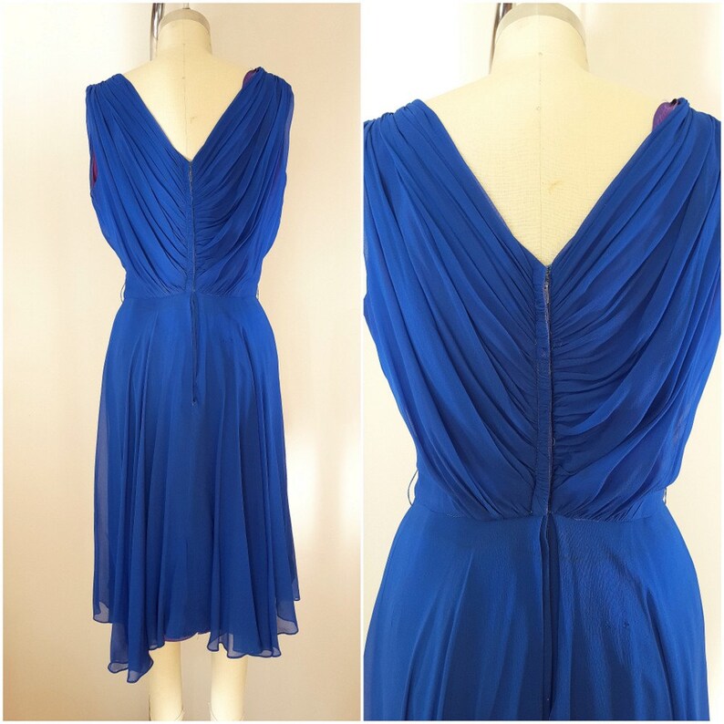 Puede incluir: Un vestido azul real sin mangas con escote en V y un corpi&ntilde;o fruncido. El vestido tiene una cremallera trasera y una falda fluida.