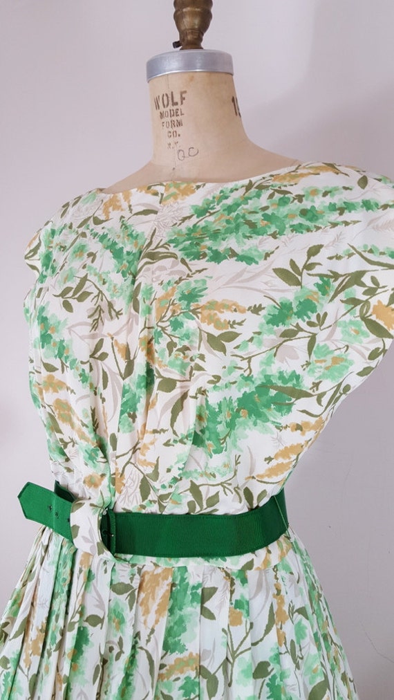 Vintage 1950s Dress / Green Floral / Pleated Skir… - image 2