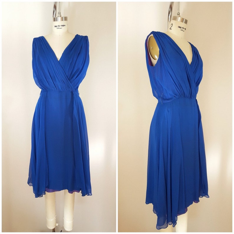 Puede incluir: Un vestido azul real sin mangas con escote en V y un corpi&ntilde;o plisado. El vestido tiene una falda fluida y un dobladillo ligeramente asim&eacute;trico.