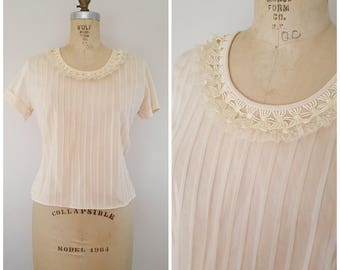 Vintage jaren 1950 licht beige nylon blouse/korte mouwen blouse/geplooid blouse/medium