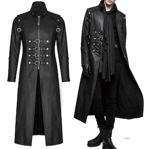 Pode incluir: Casaco longo preto de couro sintético com gola alta, fecho de correr e múltiplos detalhes de fivelas. O casaco apresenta um design longo e fluido, de estilo gótico ou steampunk.