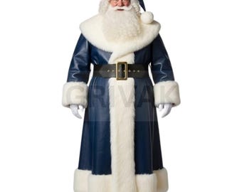 Puede incluir: Imagen de cuerpo entero de Papá Noel con un atuendo azul y blanco. El disfraz incluye un abrigo largo con ribete de piel blanca, un gorro a juego y un cinturón negro con hebilla dorada. El disfraz de Papá Noel es un atuendo festivo.