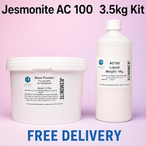 Op de afbeelding: Een Jesmonite AC 100 3,5 kg kit bestaande uit een witte plastic emmer met het label Base Powder met een gewicht van 2,5 kg en een witte plastic fles met het label AC100 Liquid met een gewicht van 1 kg. De tekst bevat mengverhoudingen en instructies.