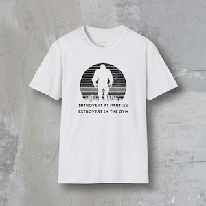 Bodybuilder Humor Unisex Softstyle T-Shirt, Geschenk für Sie, Bodybuilder Tee, Humor Shirt, Introvertiert auf Parties Extrovertiert im Fitnessstudio