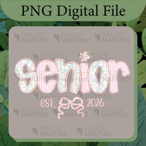 Puede incluir: Archivo PNG digital con el texto "PNG Digital File" en la parte superior. La palabra "Senior" está en patrones de cuadros rosas y florales. Debajo, "est. 2026" y un lazo rosa también están presentes.