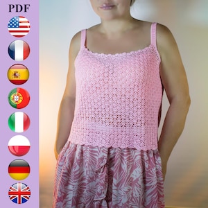 Könnte beinhalten: Ein hellrosa gehäkeltes Tanktop mit zartem Blumenmuster und dünnen Trägern. Das Oberteil hat einen gewellten Rand und wird mit einem rosa-weiß geblümten Rock kombiniert. Das Bild enthält mehrere internationale Flaggen.
