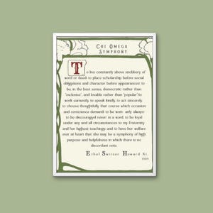 Può includere: Una stampa incorniciata con bordo bianco e sfondo verde. La stampa presenta testo in un carattere decorativo, tra cui le parole "CHI OMEGA SYMPHONY" e una citazione di Ethel Switzer Howard Xi, 1909. La cornice ha un bordo verde.