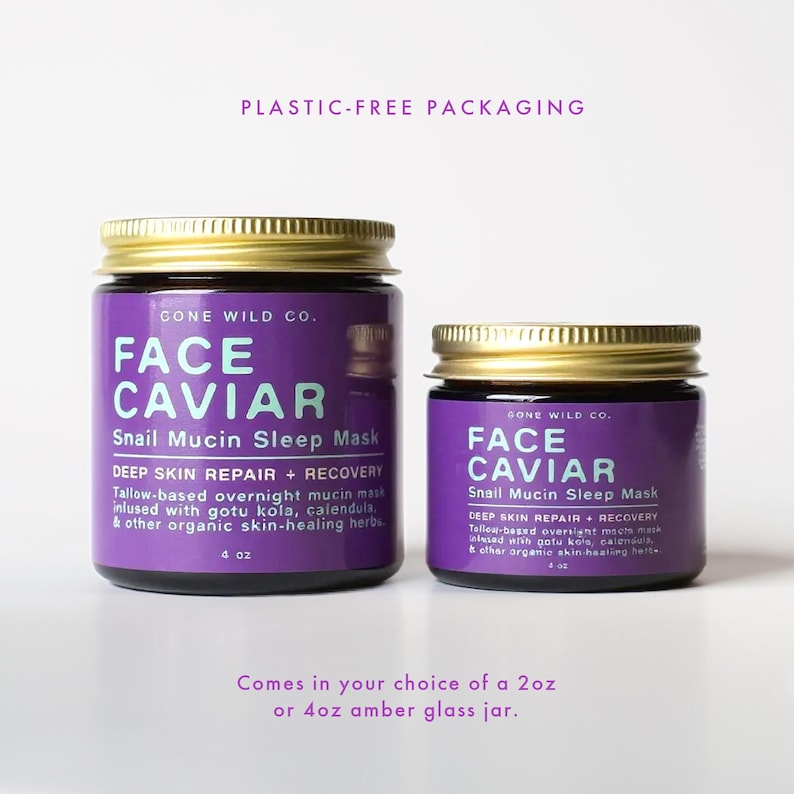 Może przedstawiać: Dwa słoiki Face Caviar Snail Mucin Sleep Mask ze złotymi wieczkami i fioletowymi etykietami. Etykiety zawierają tekst o głębokiej naprawie i regeneracji sk&oacute;ry, w rozmiarach 57g i 113g. Opakowanie jest wolne od plastiku.