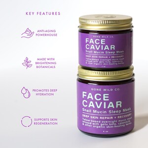 Może przedstawiać: Dwa słoiki Face Caviar Snail Mucin Sleep Mask firmy Gone Wild Co. Słoiki są fioletowe ze złotymi wieczkami i etykietami. Na etykietach widnieje napis "Face Caviar" i "Snail Mucin Sleep Mask". Tekst wspomina r&oacute;wnież o głębokiej naprawie i regeneracji sk&oacute;ry.