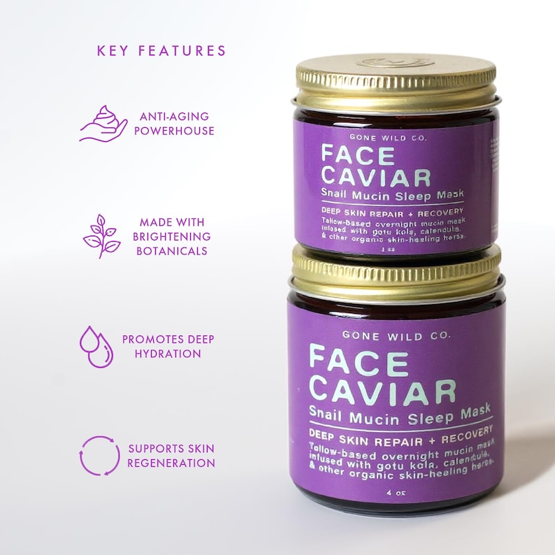 Może przedstawiać: Dwa słoiki Face Caviar Snail Mucin Sleep Mask firmy Gone Wild Co. Słoiki są fioletowe ze złotymi wieczkami i etykietami. Na etykietach widnieje napis "Face Caviar" i "Snail Mucin Sleep Mask". Tekst wspomina r&oacute;wnież o głębokiej naprawie i regeneracji sk&oacute;ry.