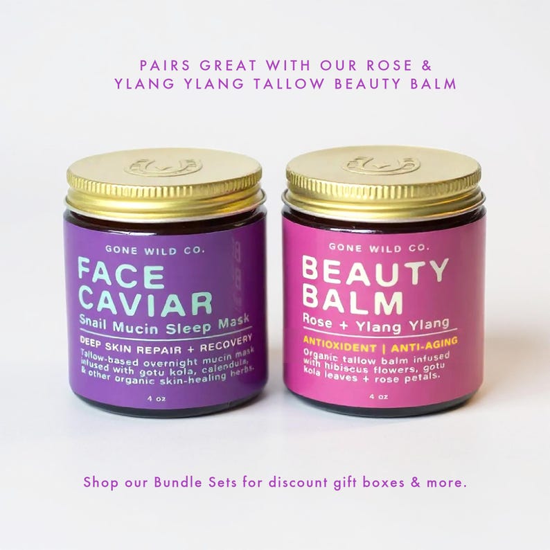 Może przedstawiać: Dwa słoiki produkt&oacute;w kosmetycznych ze złotymi wieczkami. Jeden słoik jest fioletowy i oznaczony jako "Face Caviar" z "Snail Mucin Sleep Mask". Drugi słoik jest r&oacute;żowy i oznaczony jako "Beauty Balm" z "Rose + Ylang Ylang". Oba słoiki mają 113 g.
