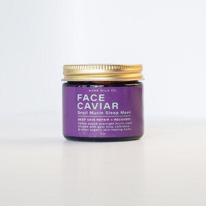 Może przedstawiać: Mały słoiczek Face Caviar Snail Mucin Sleep Mask. Słoiczek ma złotą pokrywkę i fioletową etykietę z białym tekstem. Etykieta zawiera nazwę marki, nazwę produktu i szczeg&oacute;ły produktu. Słoiczek ma 59 ml.