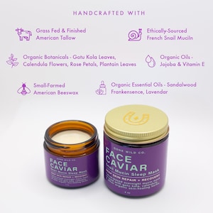 Może przedstawiać: Dwa słoiki Face Caviar Snail Mucin Sleep Mask. Jeden słoik jest otwarty, ukazując kremową substancję. Drugi słoik jest zamknięty złotą pokrywką. Słoiki są fioletowe z białym tekstem. Obraz zawiera r&oacute;wnież tekst o składnikach.