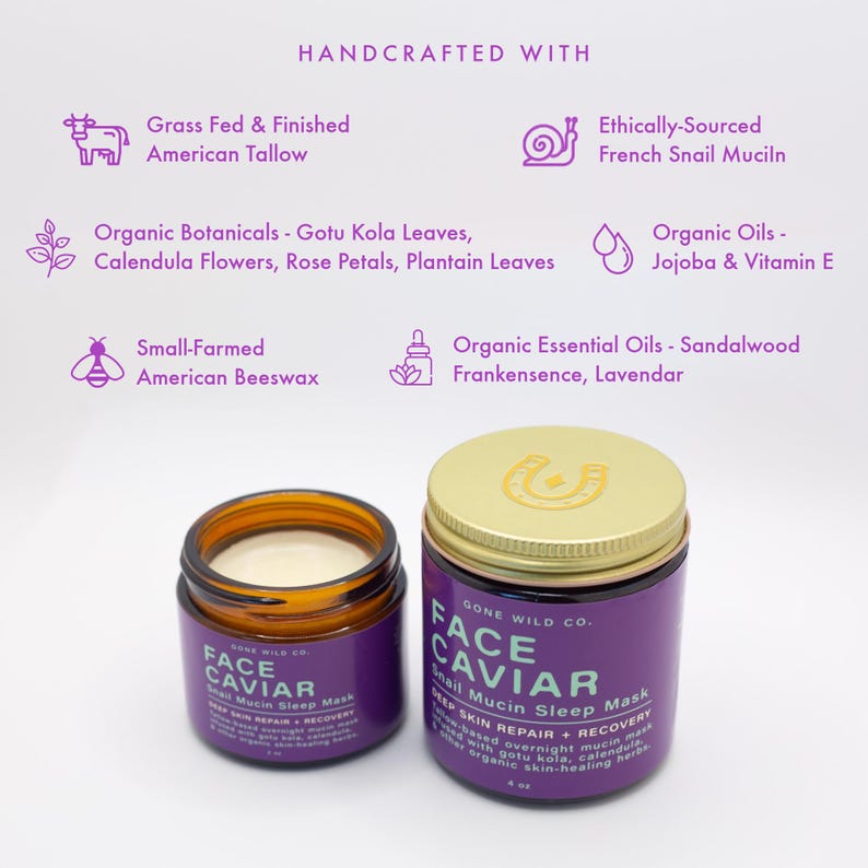 Może przedstawiać: Dwa słoiki Face Caviar Snail Mucin Sleep Mask. Jeden słoik jest otwarty, ukazując kremową substancję. Drugi słoik jest zamknięty złotą pokrywką. Słoiki są fioletowe z białym tekstem. Obraz zawiera r&oacute;wnież tekst o składnikach.