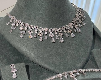 Conjunto de joyería nupcial de lujo con circonitas: collar, pendientes, pulsera y anillo. Elegante joyería nupcial.