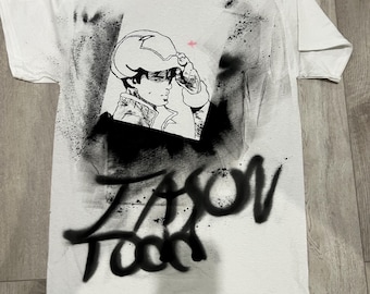 Camiseta de Jason Todd con capucha roja