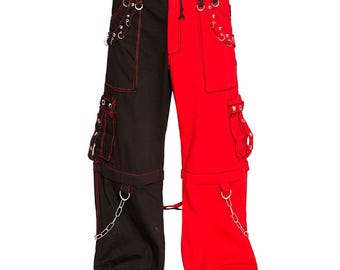 Puede incluir: Pantalones cargo bicolores negros y rojos con costuras rojas y múltiples bolsillos. Los pantalones cuentan con anillos de metal plateado, cadenas y cintura con cordón. El diseño está dividido verticalmente.