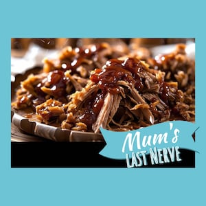 Pode incluir: Close-up de carne de porco desfiada com molho barbecue numa travessa de madeira. A carne é uma mistura de castanho e bege, com um molho escuro e brilhante. Uma faixa azul com o texto "Mum's LAST NERVE" está no canto inferior direito.