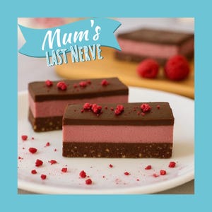 Puede incluir: Dos postres rectangulares con una cobertura de chocolate negro, una capa media rosa y una base marrón, adornados con migas rojas. Los postres están en un plato blanco, con el texto "Mum's LAST NERVE" en una pancarta azul.