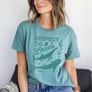 地元を尊重するサメTシャツ、海の動物Tシャツ、ビーチコアのコンフォートカラーTシャツ、夏のサメ週間ギフト、クジラTシャツ、ビーチの美的Tシャツ