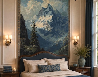 Può includere: Un grande arazzo da parete rettangolare intrecciato che raffigura un paesaggio dettagliato con una cima di montagna innevata, un alto albero sempreverde e una valle profonda. L'opera tessile presenta sfumature di blu, bianco e verde con bordi sfrangiati.