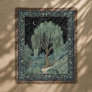 Puede incluir: Manta tejida que representa un paisaje nocturno con un sauce llorón, una luna creciente y un cielo estrellado. El borde tiene un diseño detallado de flores y pájaros en tonos azules y verdes, con un borde con flecos.