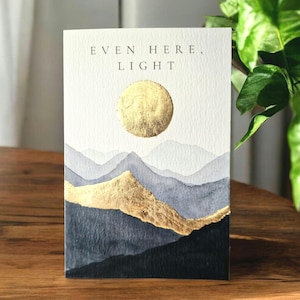 オリジナル手描き「ここにも光あり」水彩＆金箔カード｜豪華な励まし／希望カード｜抽象的な山のお悔やみカード