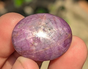 50-karaats sterrobijn cabochon: natuurlijke paarsachtig roze edelsteen uit Tanzania