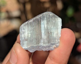 紫がかったピンクのクンツァイト結晶 | スポジュメン鉱物標本