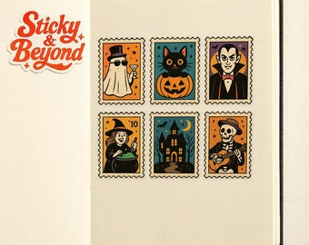 Op de afbeelding: Een spread in een notitieboek met zes Halloween-thema postzegelstickers. De stickers tonen een spook, zwarte kat, vampier, heks, spookhuis en skelet dat gitaar speelt. De stickers zijn in oranje, zwart, paars en teal.