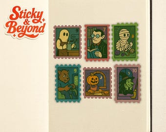 Op de afbeelding: Open notitieboek met een sticker "Sticky & Beyond" en zes postzegels met Halloween-thema. De postzegels tonen een geest, een lezende man, een mummie, een weerwolf, een pompoen en een heks.