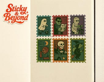 Op de afbeelding: Open notitieboek met een sticker met de tekst "Sticky & Beyond". Zes kleurrijke postzegelillustraties tonen een spook op een scooter, een persoon die "HEWS" leest, een mummie op een fiets, een weerwolf bij een bushalte, een skelet dat rijdt en een heks.