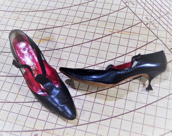 Vintage T-strap kitten heel shoes