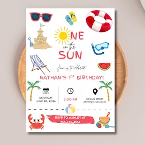 Op de afbeelding: Een witte verjaardagsuitnodiging met zomerse afbeeldingen zoals een zonnebril, zandkasteel, zwemband en palmbomen. De tekst luidt ONE IN THE SUN, NATHAN'S 1ST BIRTHDAY, met evenementdetails voor zaterdag 20 juni 2026 om 14:00 uur.